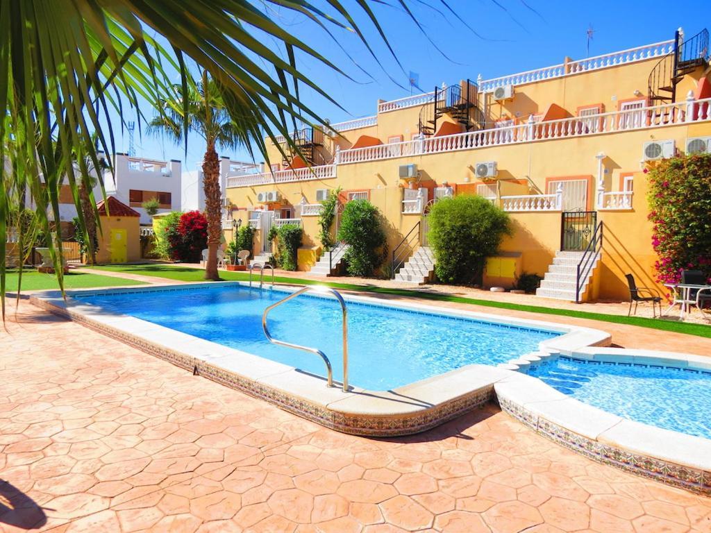 Casa La Zenia Elite Townhouse With Shared Pool And 10 Minutes Walk To Beach Villa Oriola  Exterior foto